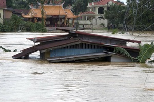 Hàng trăm nghìn người phải đi sơ tán bởi lũ lụt tại Malaysia và Indonesia